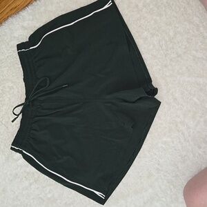 Lululemon Green Athletic Shorts, Womens 6, Great Condition
